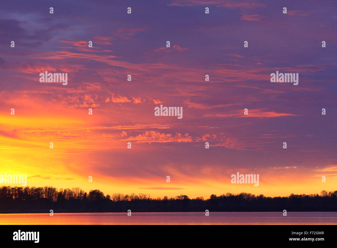 Bel tramonto nuvole sopra il lago Saadjärv. Estonia Foto Stock