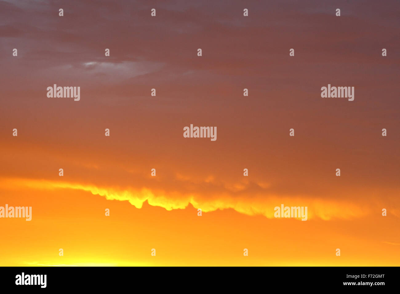 Bel tramonto nuvole sopra il lago Saadjärv. Estonia Foto Stock