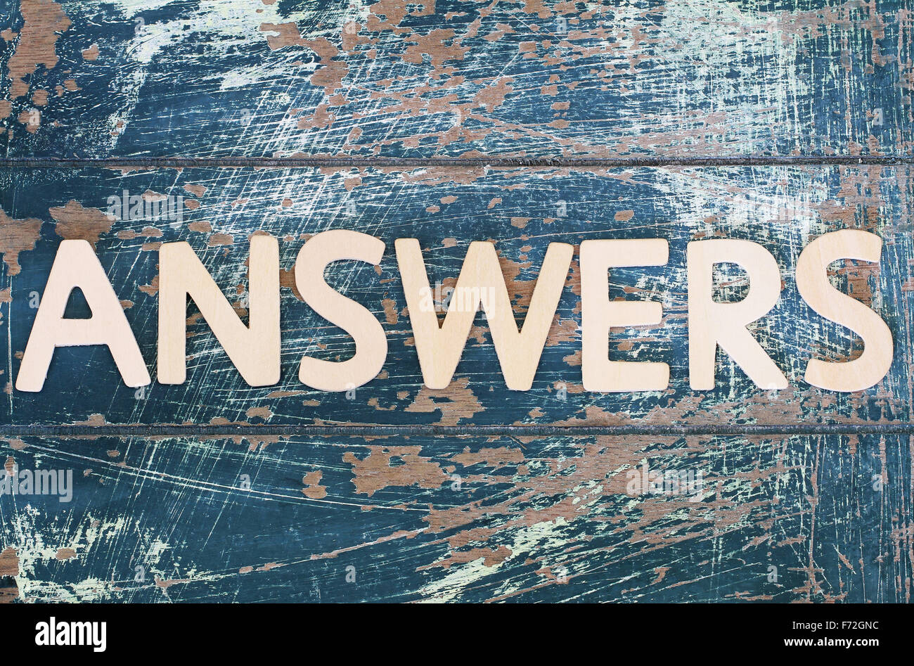 Parola risposte scritte con lettere in legno sulla superficie rustico Foto Stock