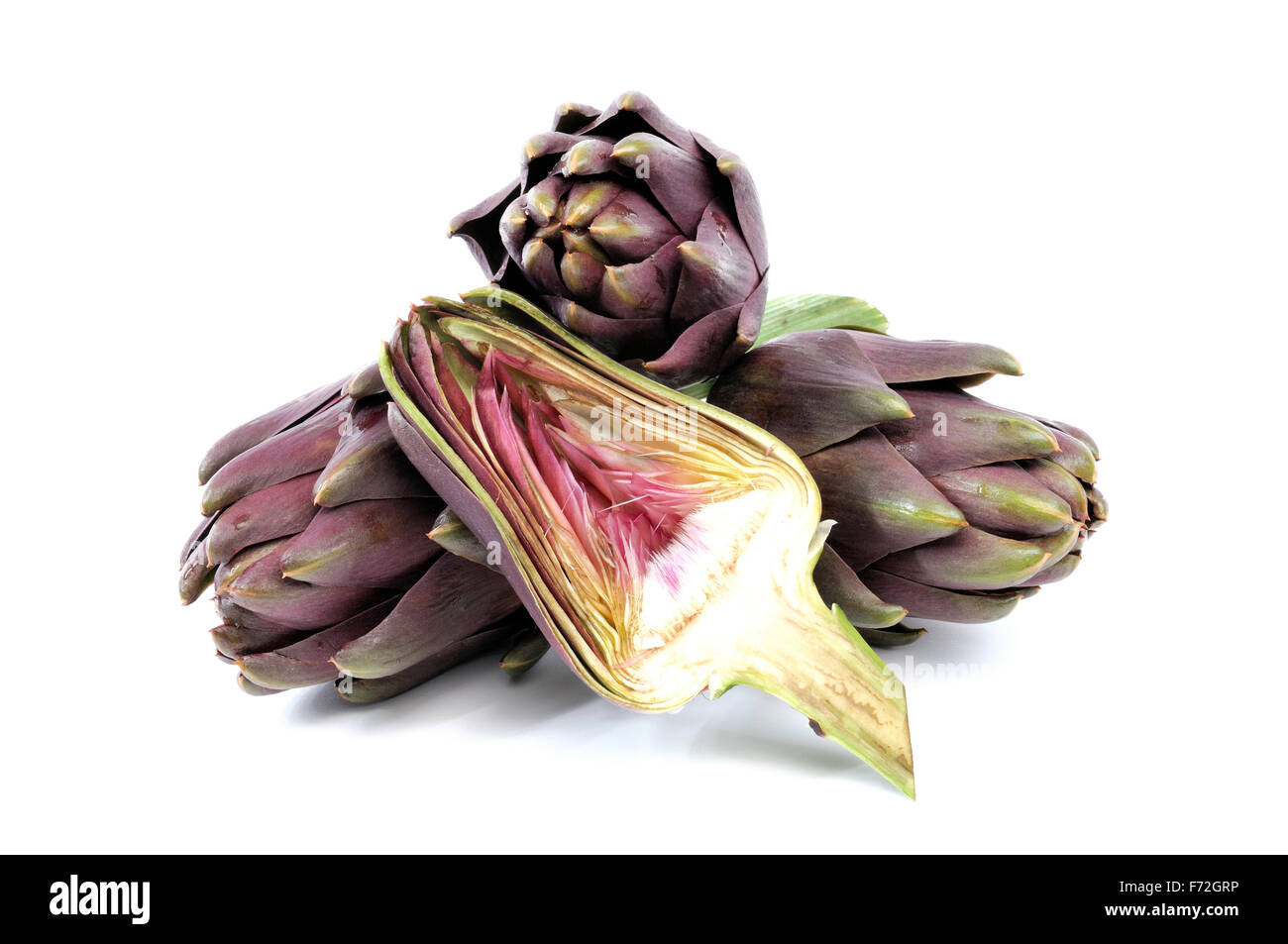 Carciofi della varietà tema fotografato in studio su sfondo bianco. Foto Stock