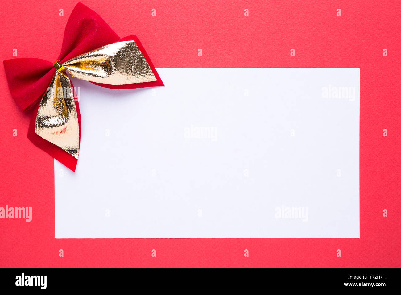 Bianco Natale carta o un invito con decorazioni su sfondo rosso Foto Stock