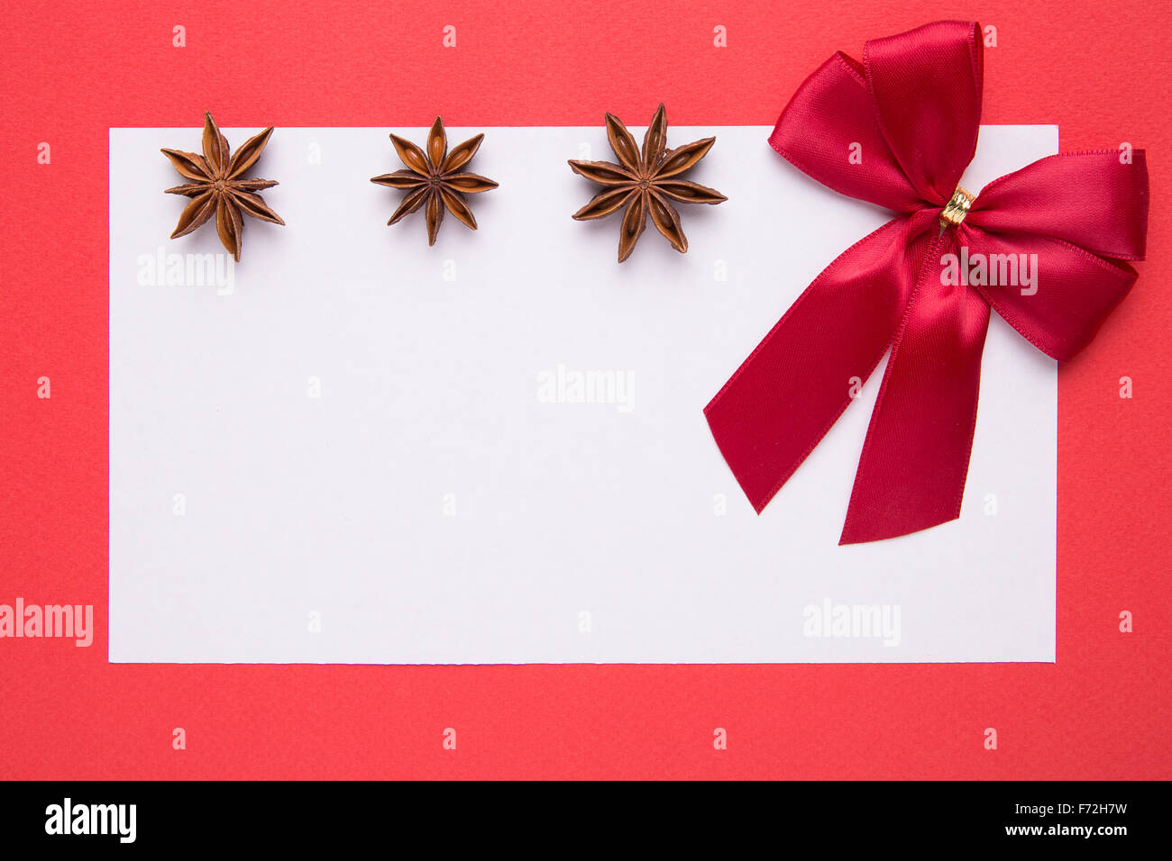 Blank scheda di natale con anice stella su sfondo rosso Foto Stock