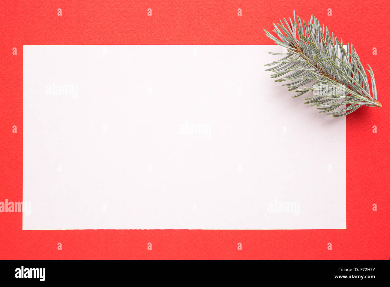 Bianco Natale carta o l'invito con l'abete su sfondo rosso Foto Stock
