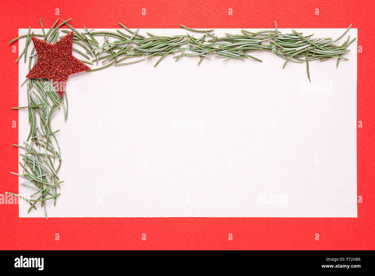 Bianco Natale carta o l'invito con l'abete su sfondo rosso Foto Stock
