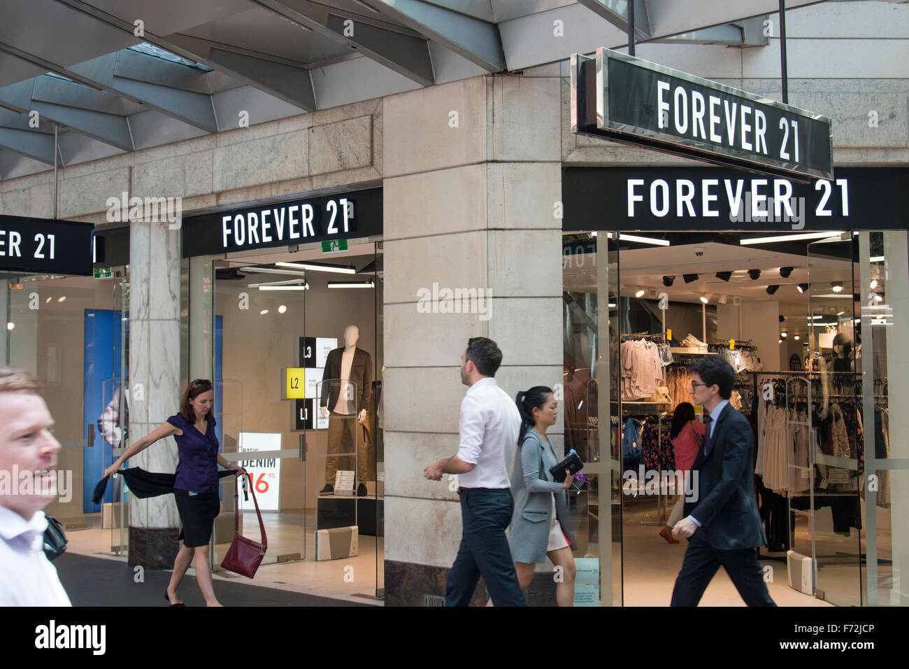 Per sempre 21 negozio di abbigliamento in Pitt Street, il centro cittadino di Sydney, Australia Foto Stock