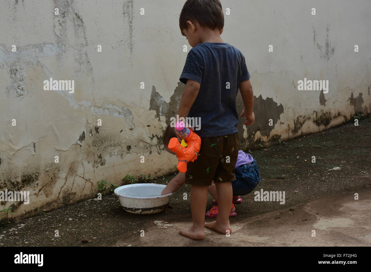 Un ragazzo e una ragazza a giocare all'aperto Foto Stock