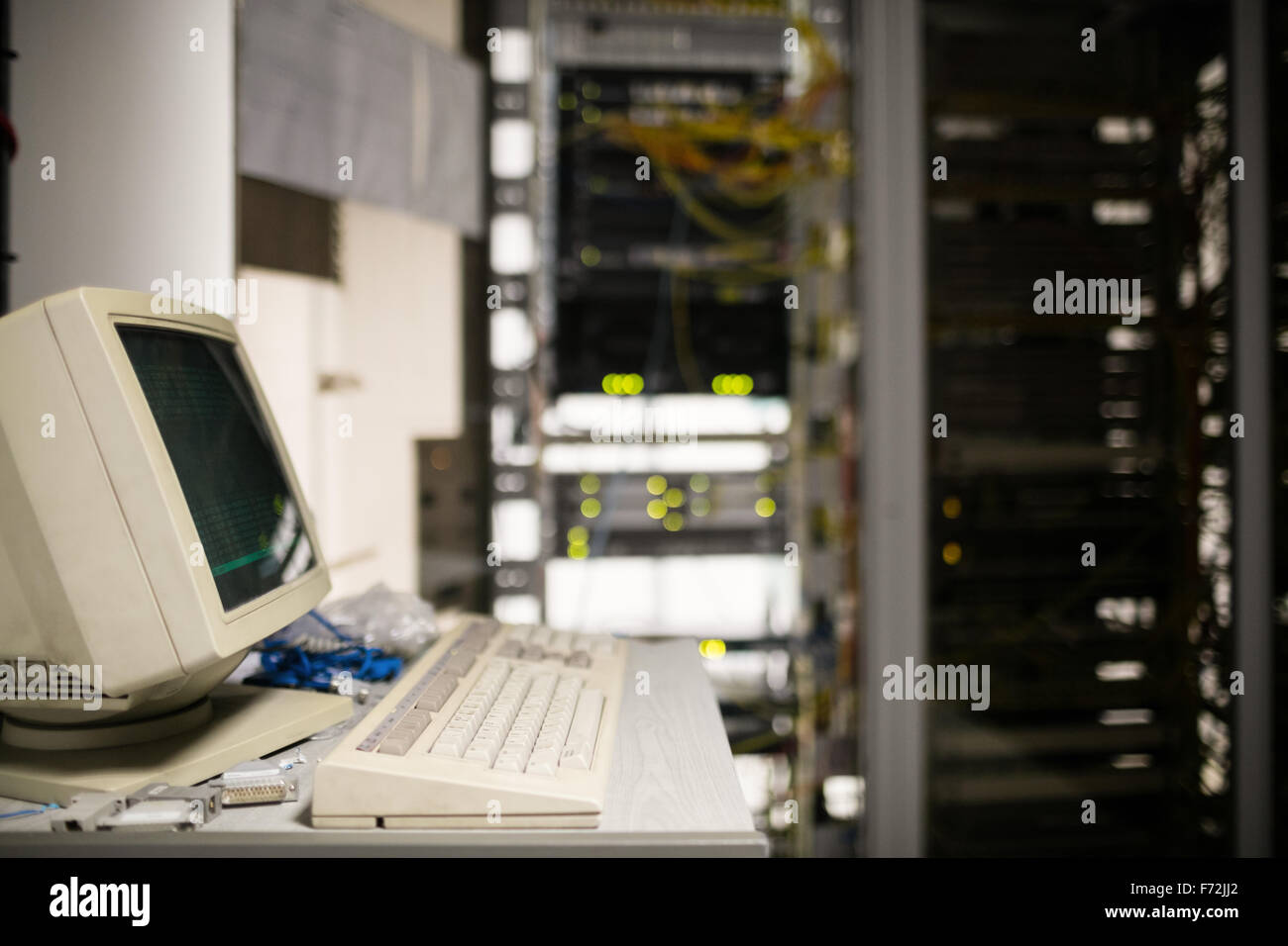 Retrò computer in sala server Foto Stock