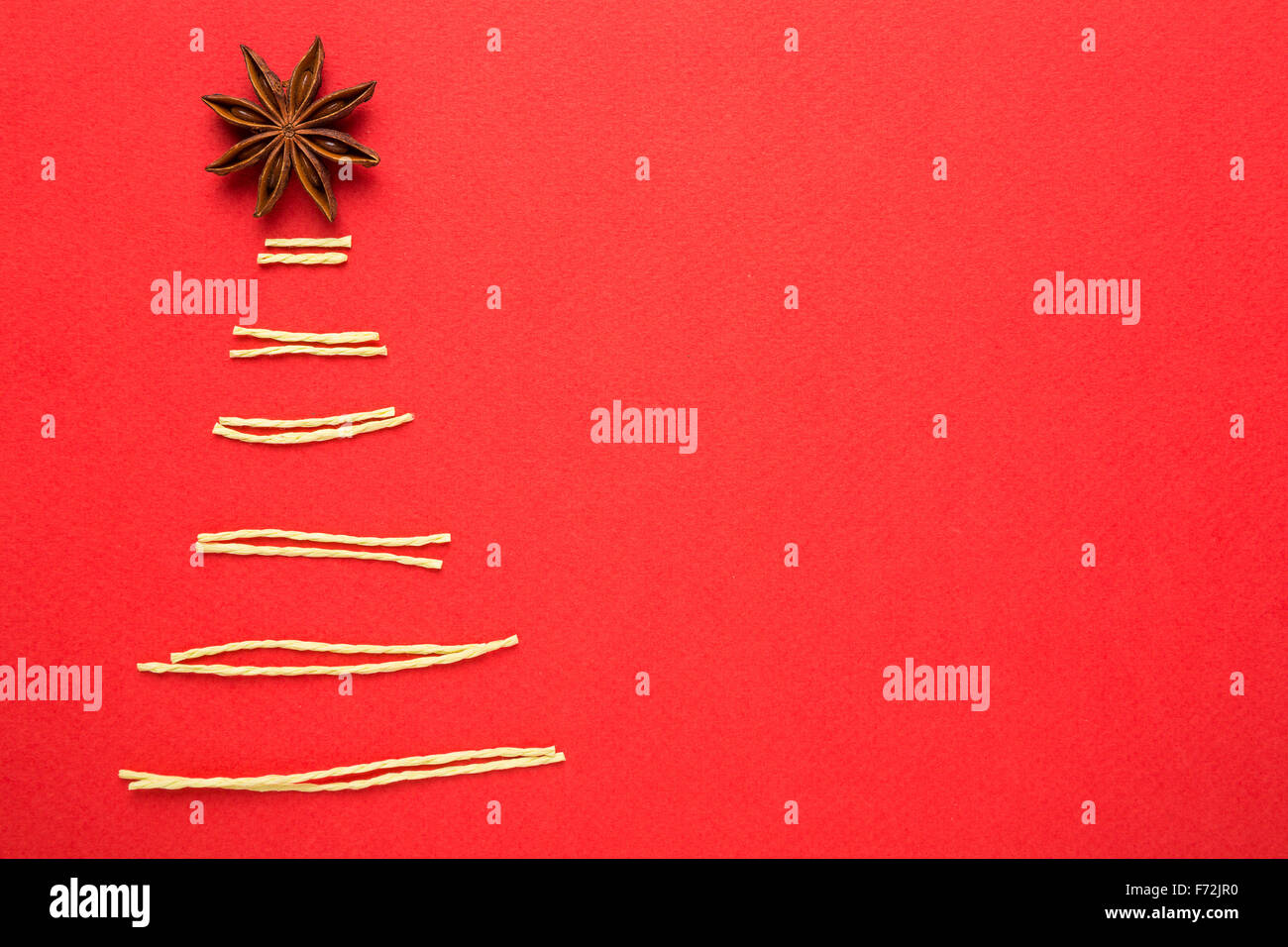 Albero di Natale fatto dal filo verde su sfondo rosso Foto Stock