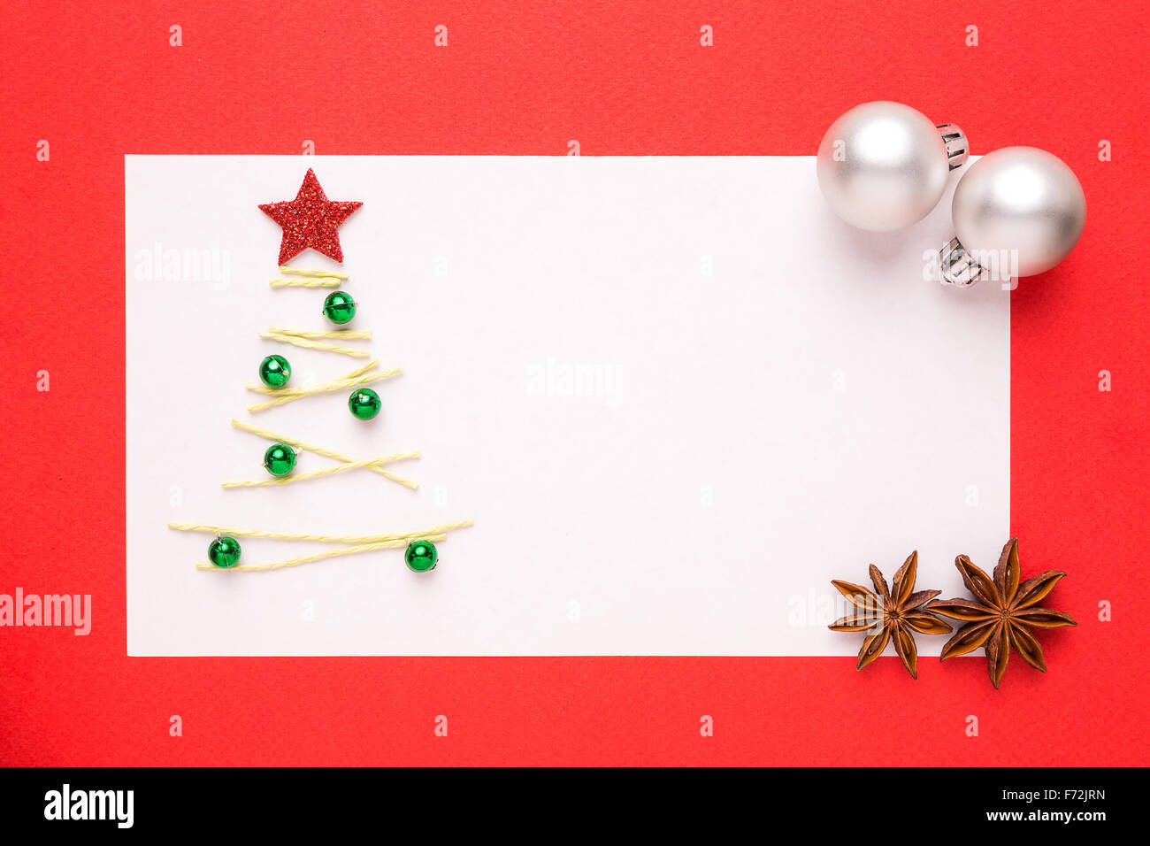 Bianco Natale carta o un invito con albero di natale su sfondo rosso Foto Stock