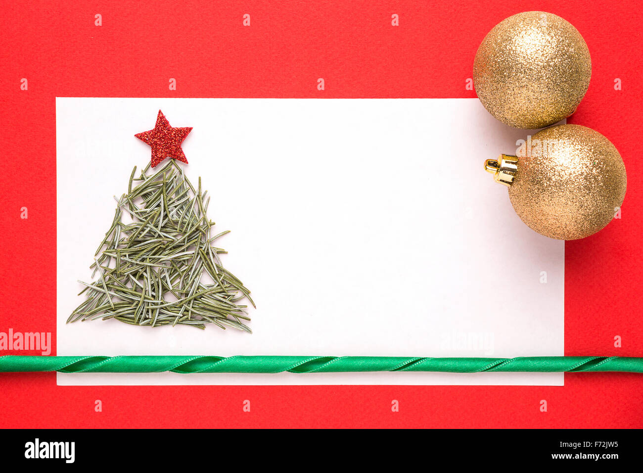 Bianco Natale carta o un invito con albero di Natale fatto da aghi di pino su sfondo rosso Foto Stock