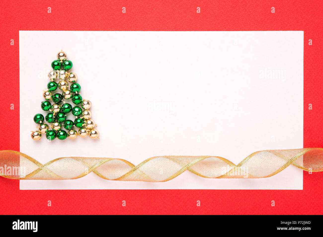 Bianco Natale carta o un invito con albero di Natale su sfondo rosso Foto Stock