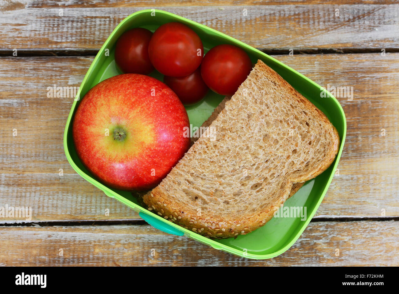 Scuola pranzo marrone con sandwich di pane, rosso Apple e i pomodori ciliegia Foto Stock