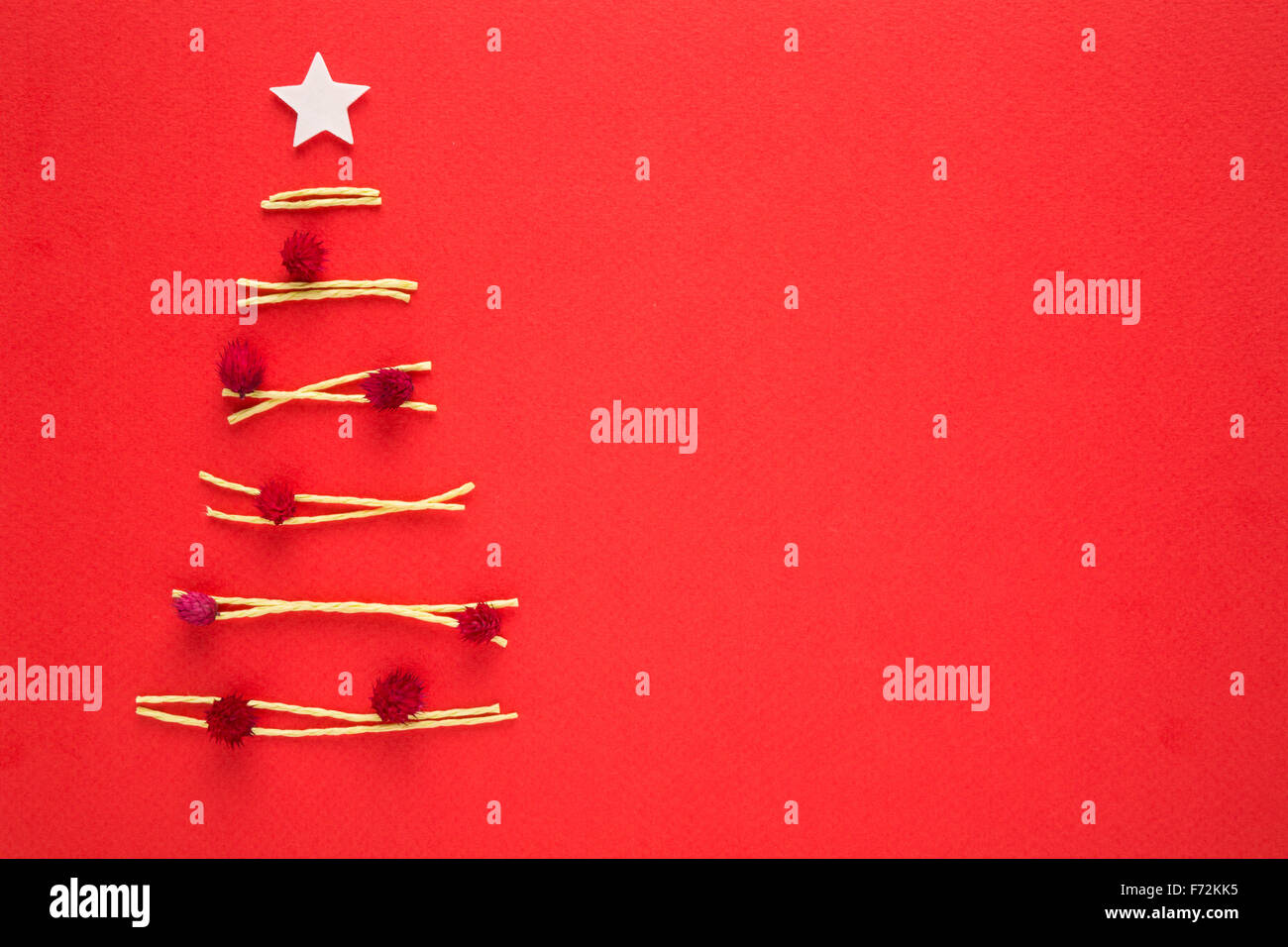 Albero di Natale fatto dal filo verde su sfondo rosso Foto Stock