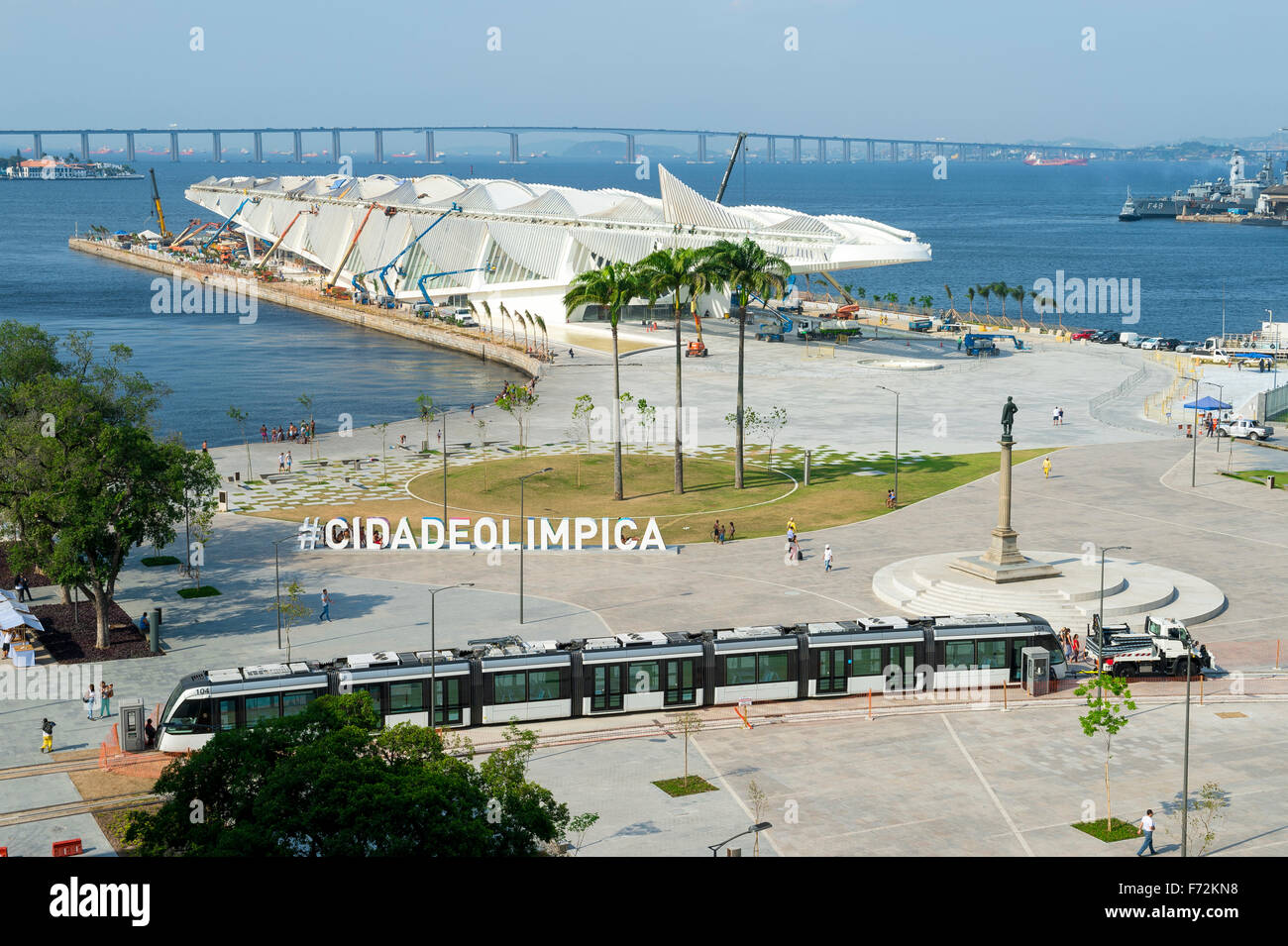 RIO DE JANEIRO, Brasile - 16 ottobre 2015: Grande segno #CIDADEOLIMPICA (città olimpica) sorge in Maua Plaza al Porto Maravilha Foto Stock