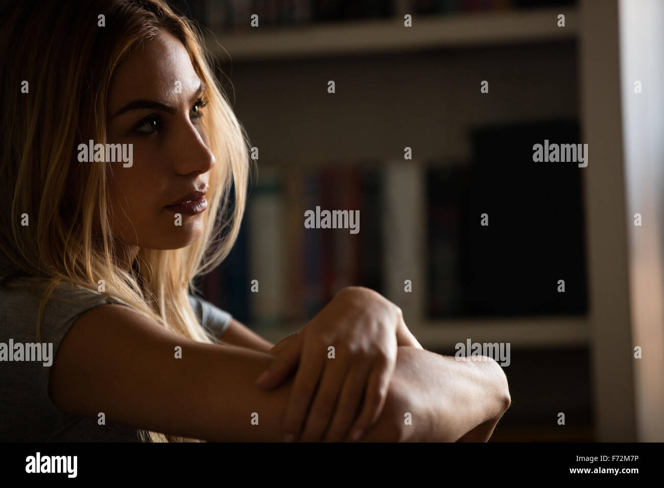 Piuttosto premurosa donna che guarda lontano Foto Stock