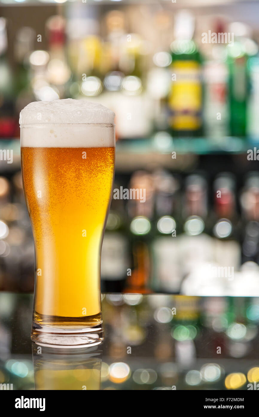 Bicchiere di birra chiara sulla barra di vetro contatore. Foto Stock