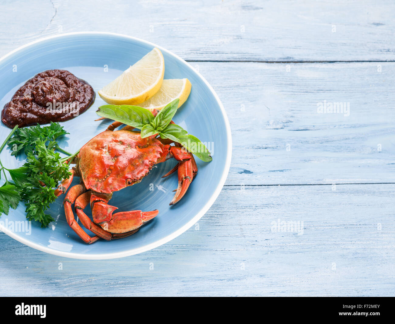 Piatto di frutti di mare - granchio cotto con limone e erbe aromatiche. Foto Stock