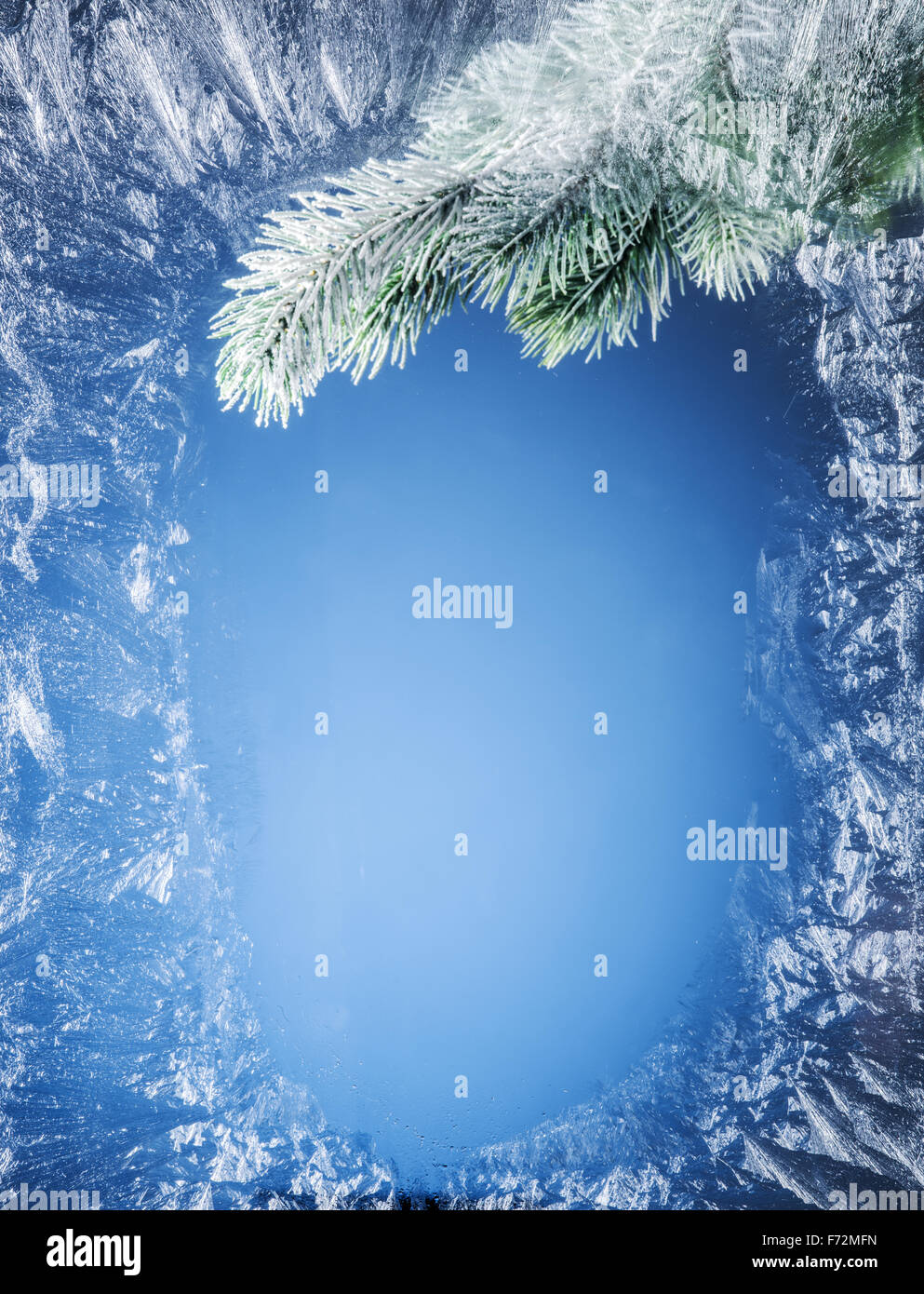 Frosty motivi sul bordo di una finestra congelata. Il ramo esterno fir. Foto Stock