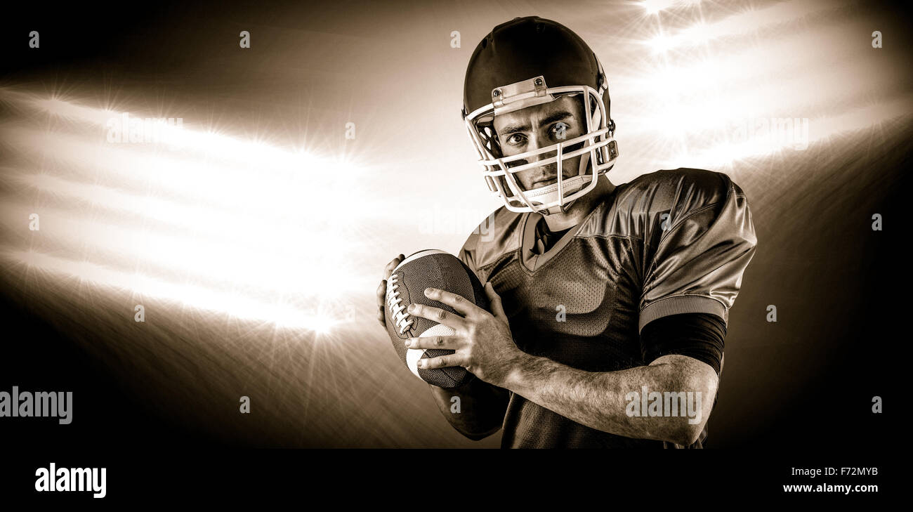 Immagine composita del ritratto di giocatore di football americano che stanno per lanciare il calcio Foto Stock