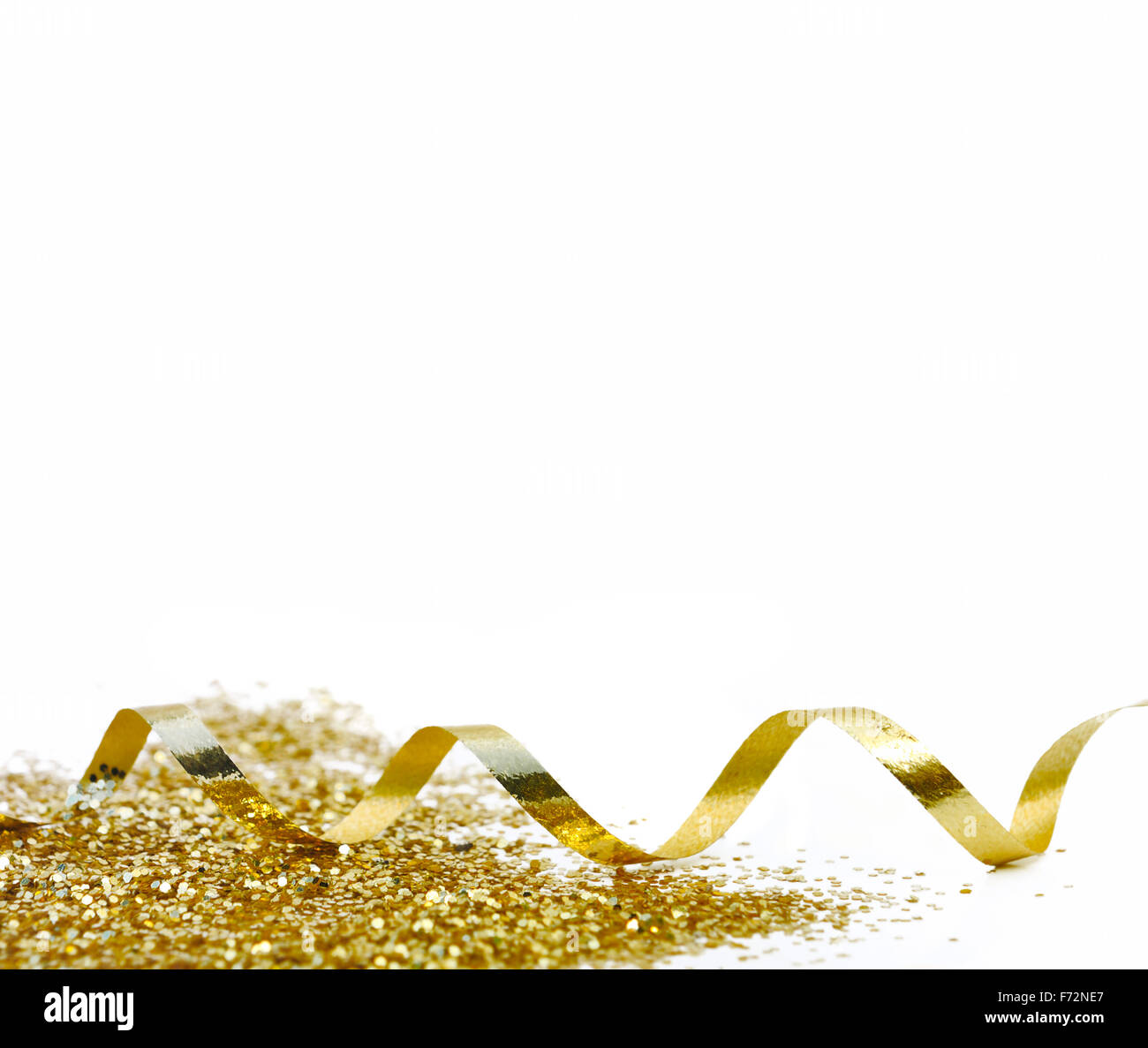 Nastro e golden coriandoli su sfondo bianco Foto Stock