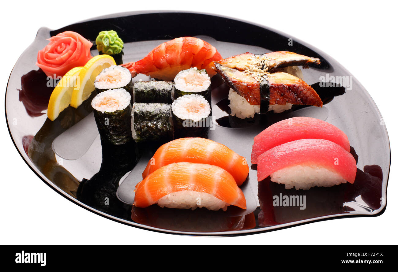 Il Sushi sulla piastra nera. Tradizionale Giapponese del cibo. Il file contiene i tracciati di ritaglio. Foto Stock