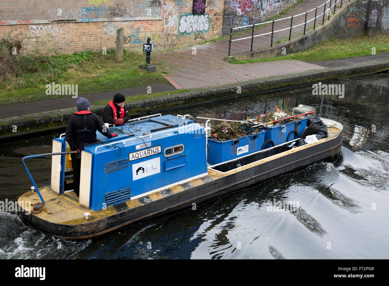 Sul canale e sul fiume fiducia la raccolta dei rifiuti in barca, Birmingham, Regno Unito Foto Stock
