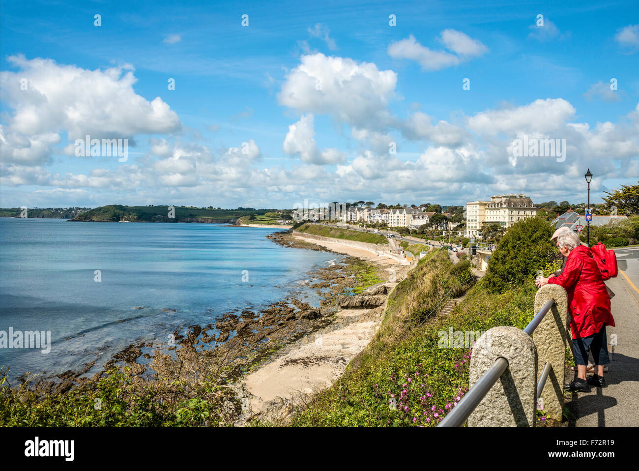 Coppia di anziani gode della vista sulla spiaggia di Gyllyngvase, Falmouth, Cornovaglia; Inghilterra; Regno Unito Foto Stock