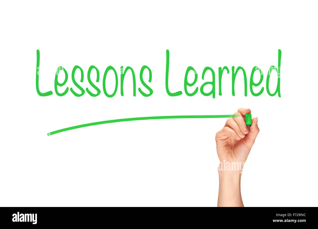 Una donna e la scrittura a mano la parola, le lezioni apprese su un schermo chiaro. Foto Stock