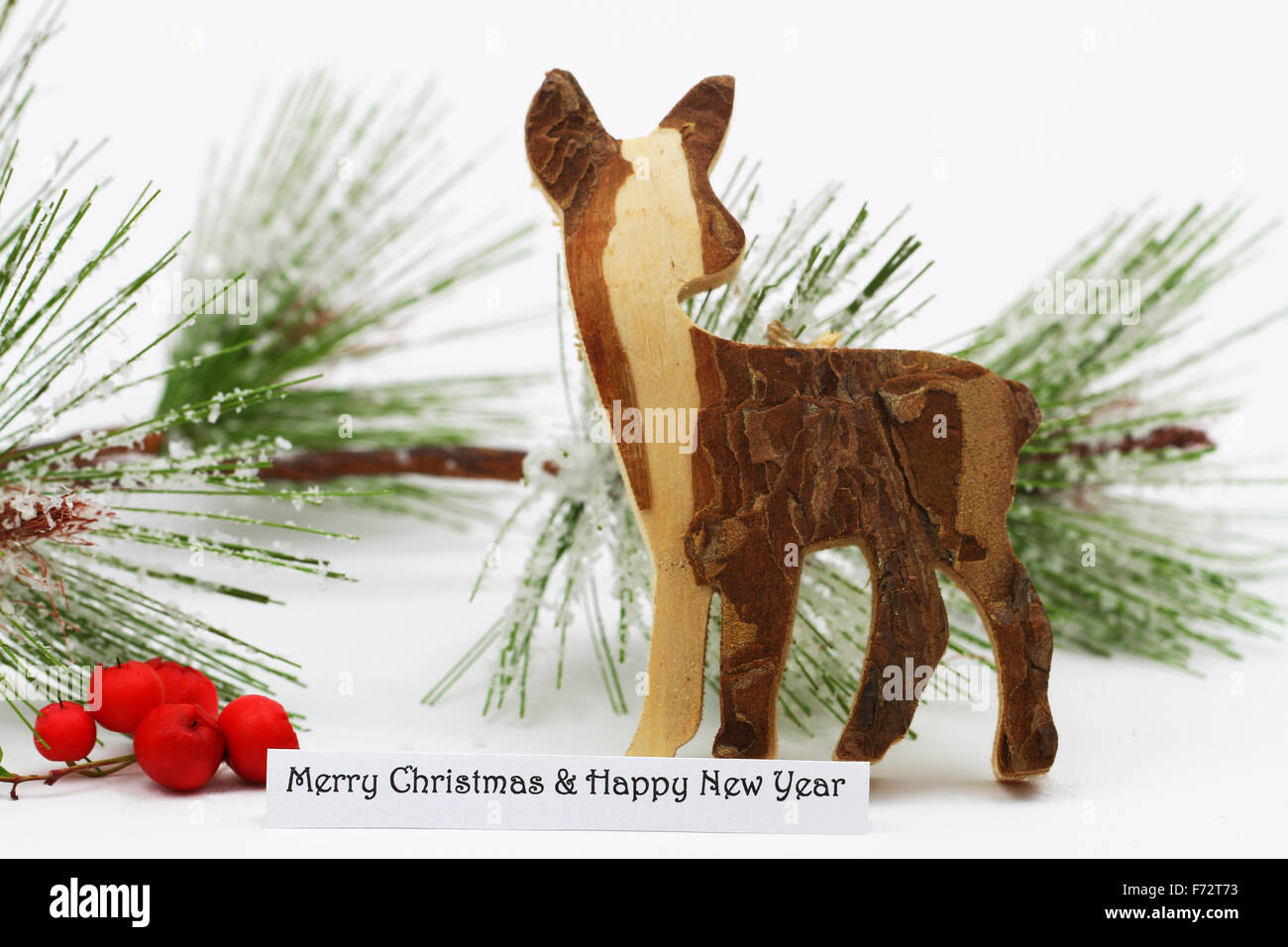 Buon Natale e Felice Anno Nuovo card con legno di capriolo e coperte di pini con fiocchi di neve Foto Stock