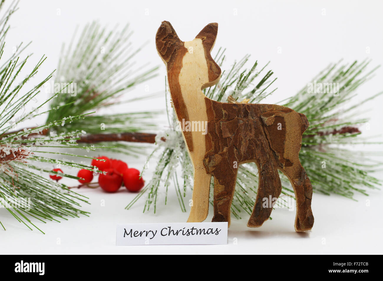Merry Christmas card con legno di capriolo e coperte di pini con fiocchi di neve Foto Stock