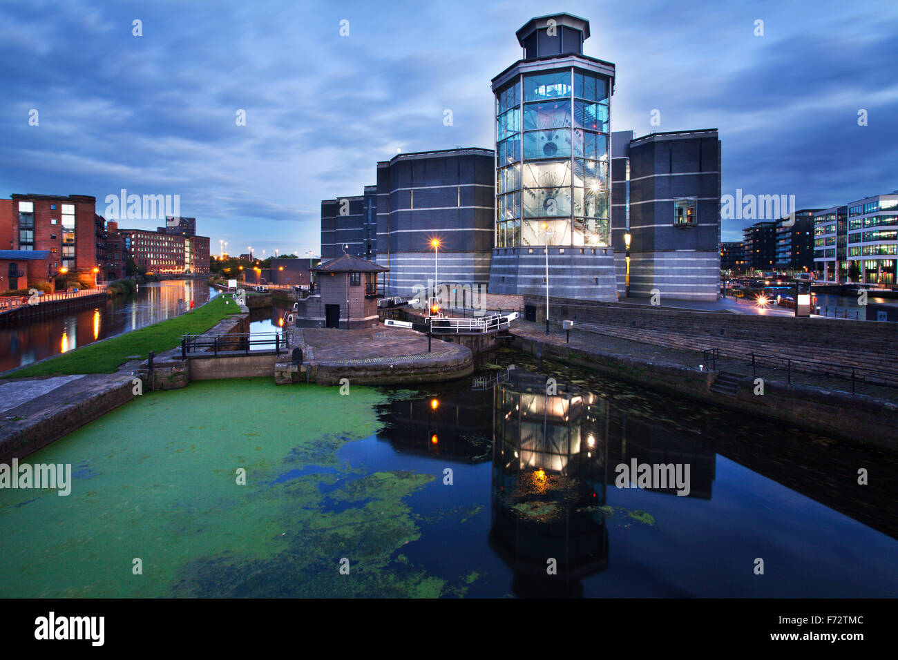 Royal Armouries Museum e Leeds Fiume Lock n. 1 al crepuscolo Leeds West Yorkshire Inghilterra Foto Stock