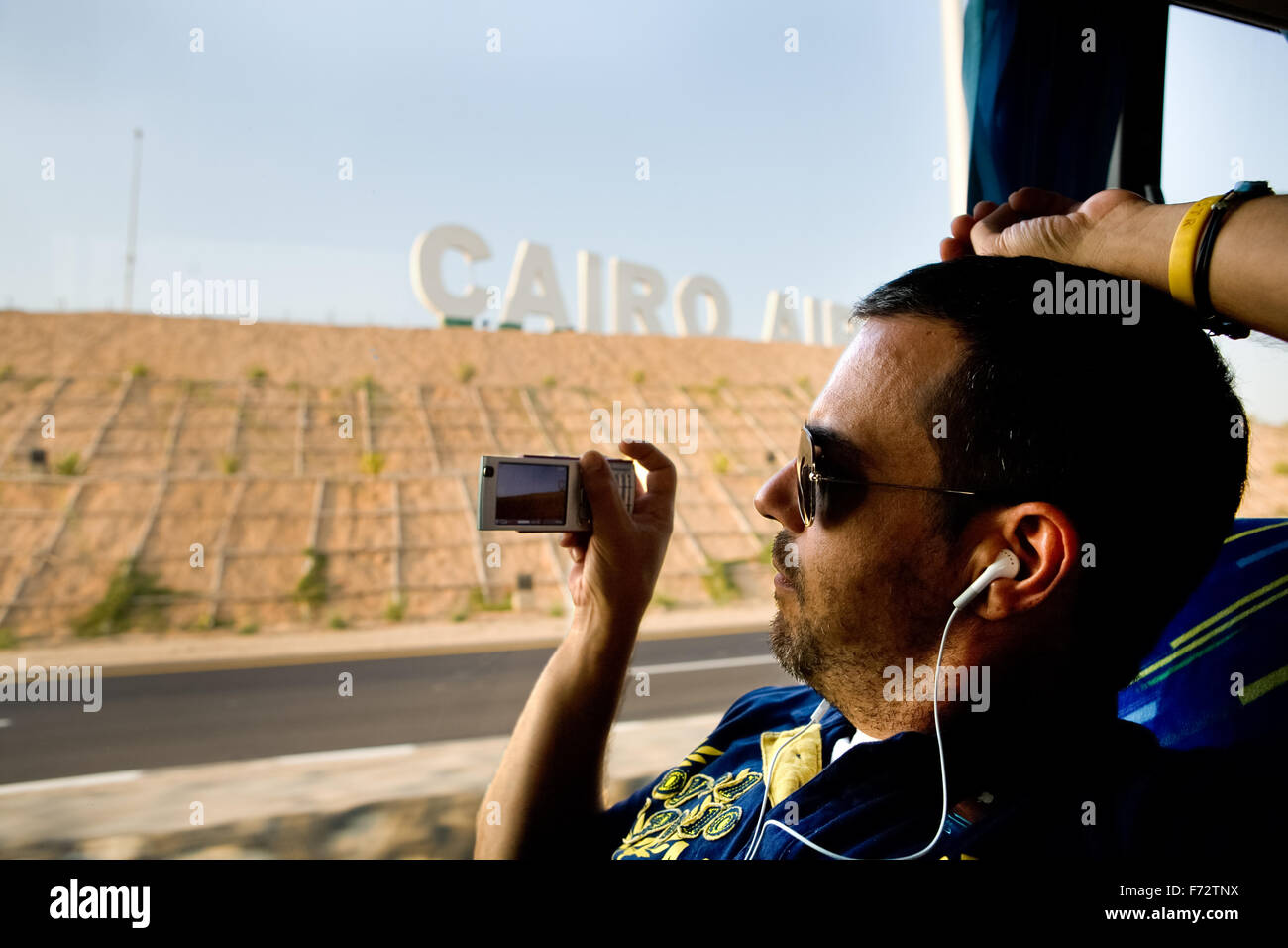 Tenendo l'ultima immagine dal bus, vicino all'Aeroporto del Cairo, Egitto. Foto Stock