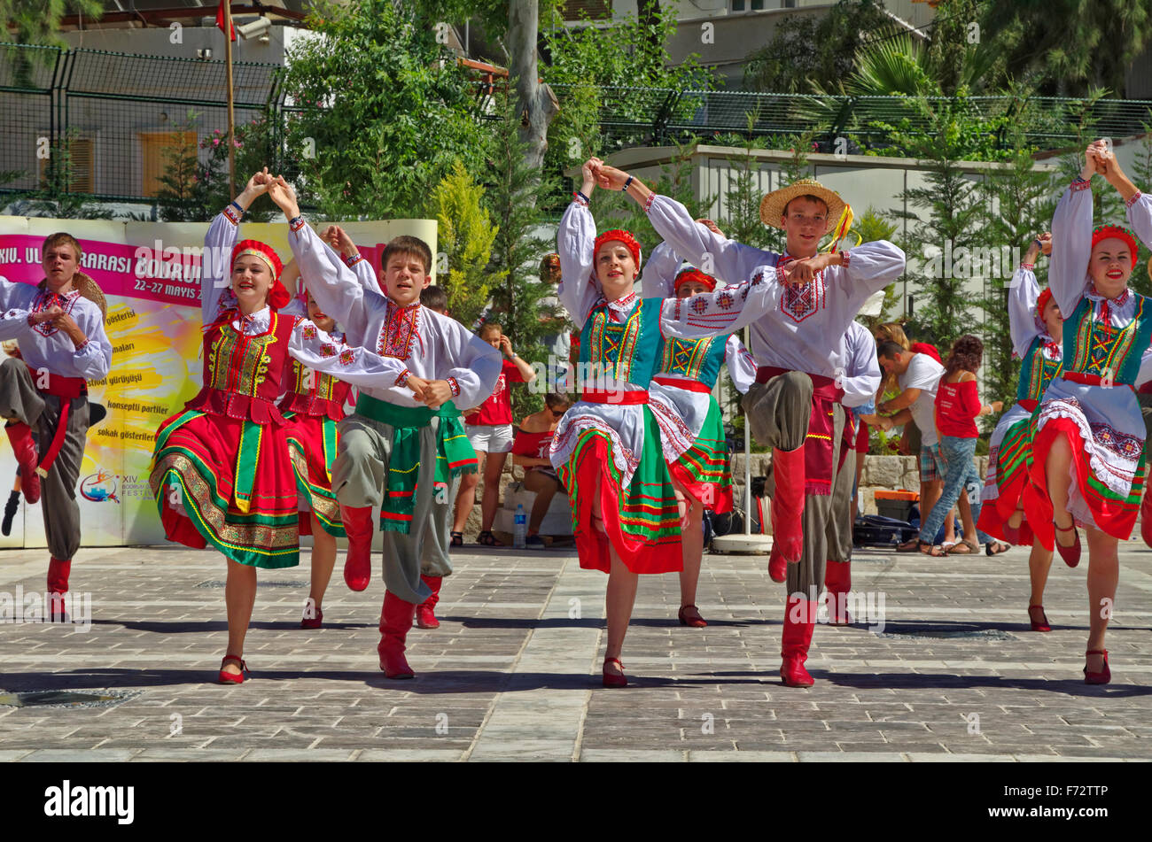 Tradizionale danza folk festival a bodrum, Turchia. Foto Stock