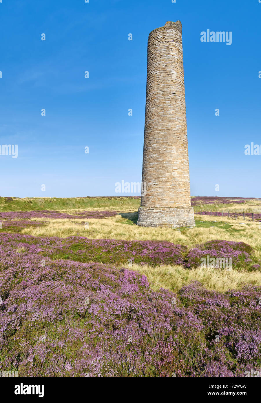 I resti di un Lead Mining camino, Edmundbyers Comune nella Contea di Durham campagna inglese. Foto Stock