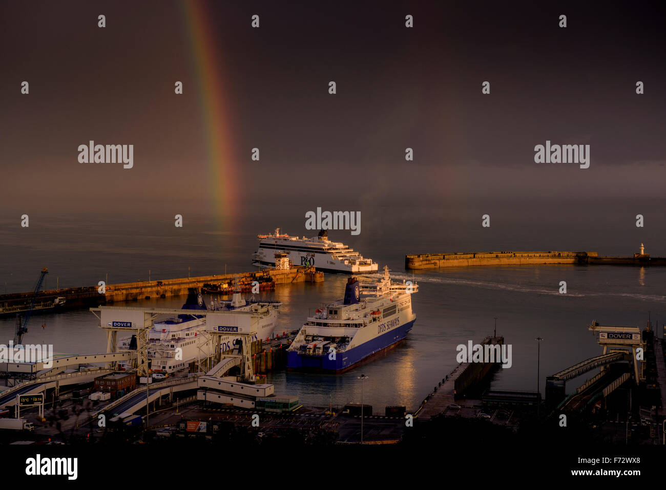 Un brillante arcobaleno nel cielo sopra di Dover con un P&O in traghetto della bocca di porto. Foto Stock