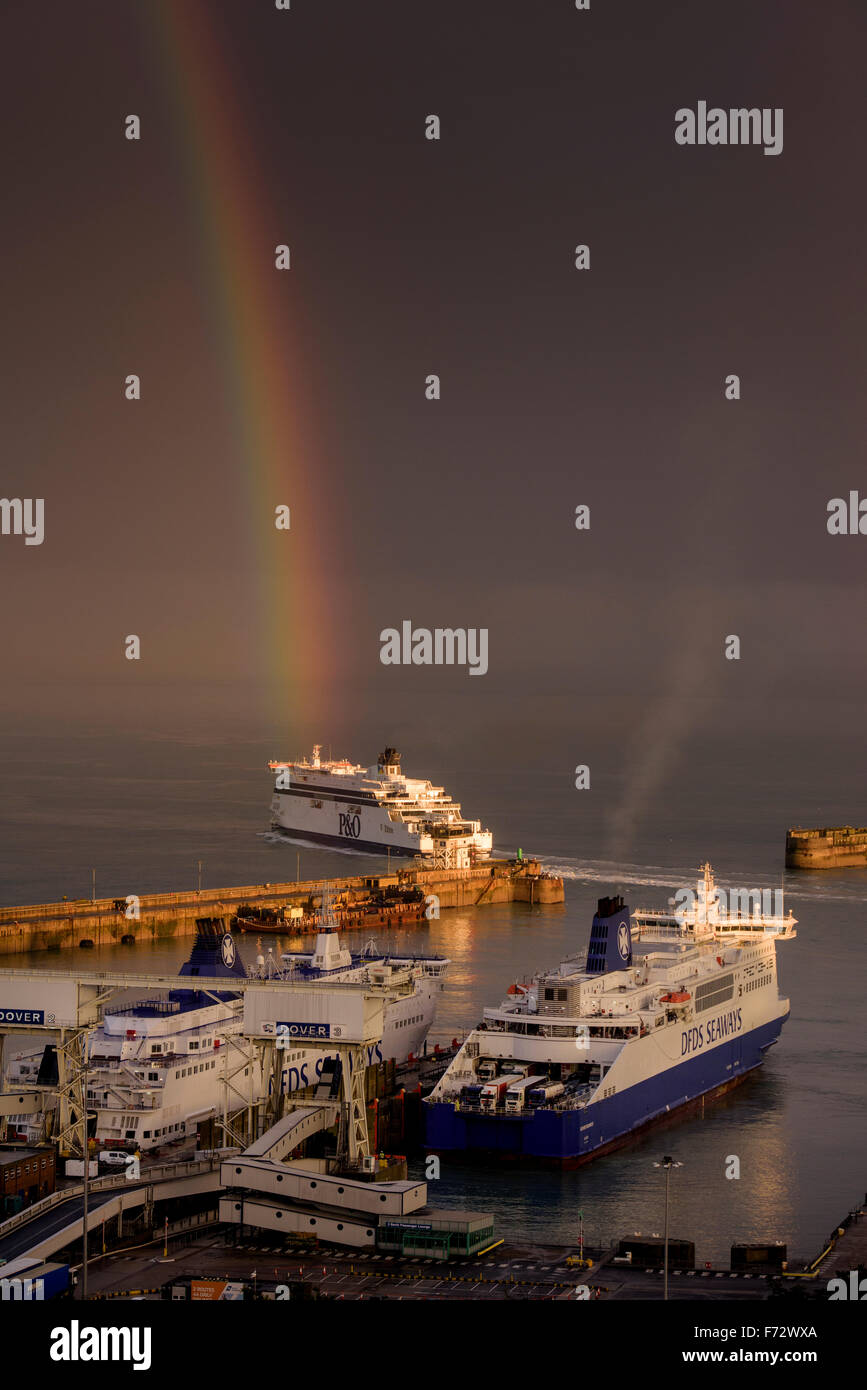 Un brillante arcobaleno nel cielo sopra di Dover con un P&O in traghetto della bocca di porto. Foto Stock