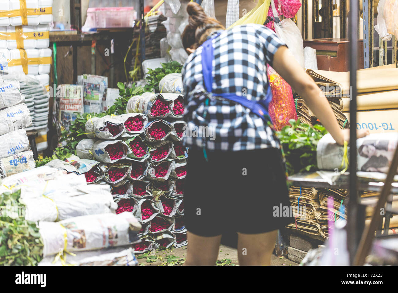 Donna locale vende rose tailandese in un mercato vicino a Silom Road, Bangkok, Thailandia Foto Stock
