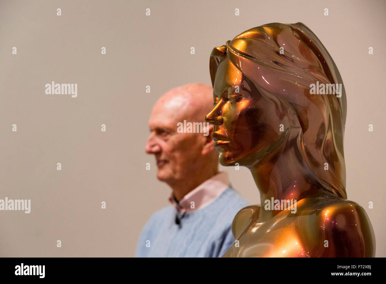 Londra, Regno Unito. Il 24 novembre 2015. Arist Allen Jones pone con la sua Kate Moss scultura "un modello modello", 2014-5. Marlborough Arte presente materia di colore, una mostra di nuove opere scultoree da artista britannico Allen Jones. Jones esposti per la prima volta con Marlborough Fine Art a 1971, e questo segna la quarta esposizione con la gallery. Si va dal 25 novembre 2015 al 23 gennaio 2016. Foto Stock