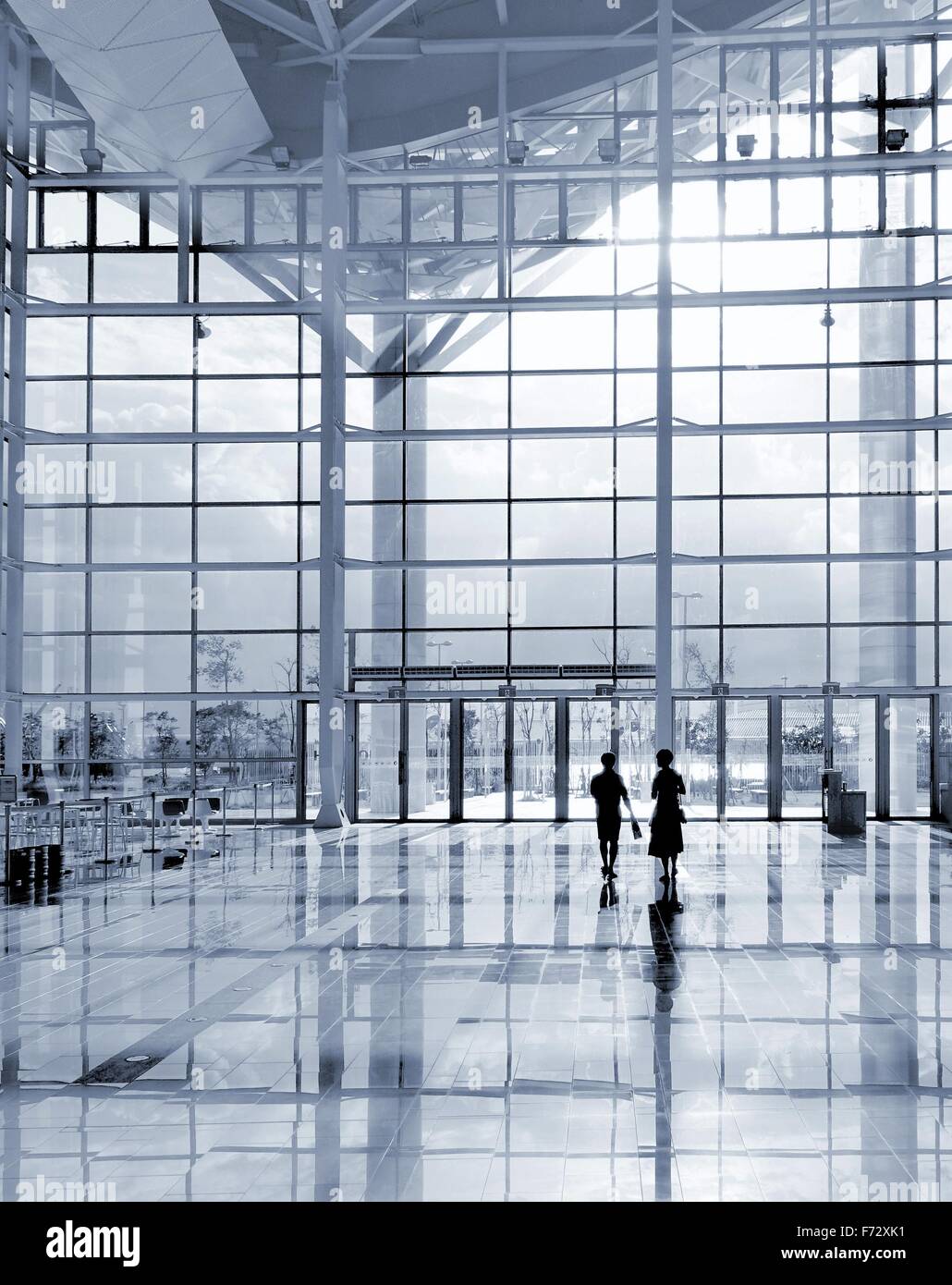 Un moderno edificio aziendale dettaglio con altamente lucidato pavimenti e facciata in vetro e acciaio Foto Stock