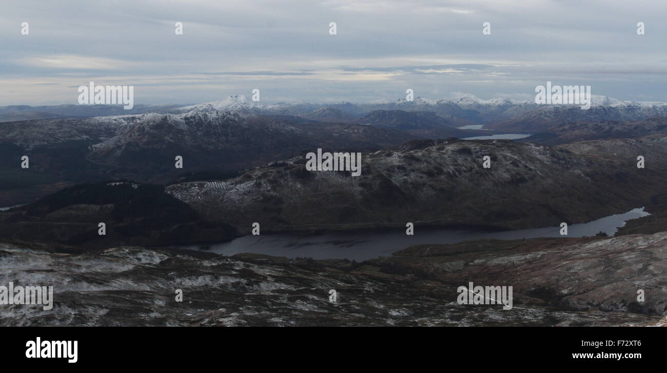 Vista in elevazione del Glen Finglas serbatoio con Loch Katrine e Loch Arklet in distanza dal Ben Ledi Scozia Novembre 2015 Foto Stock