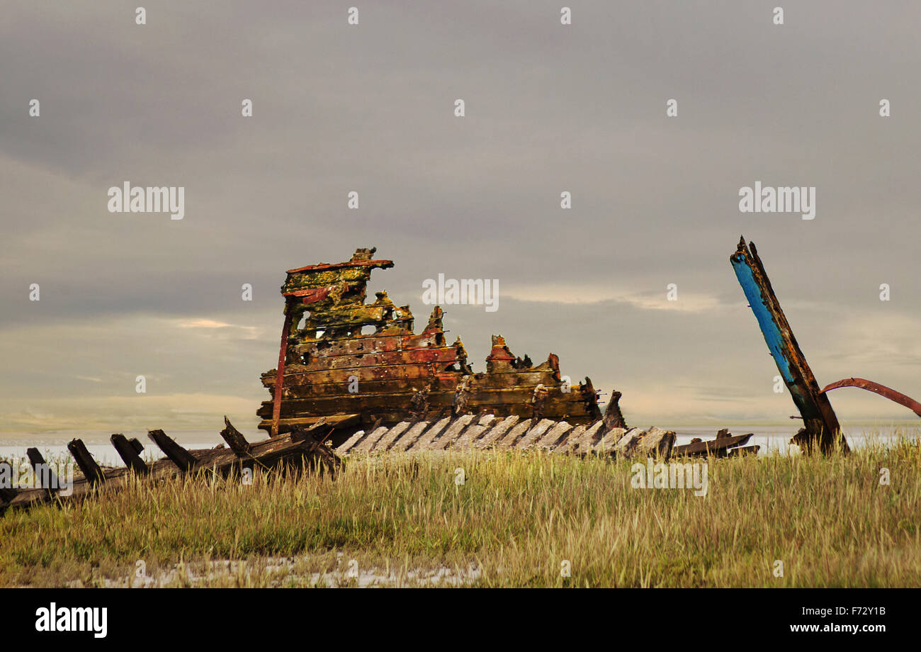 Scafo frastagliate del relitto di una barca sul fiume Wyre Foto Stock