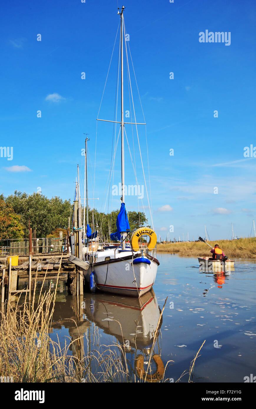 Pagaiando Skippool Creek sotto i cieli blu Foto Stock
