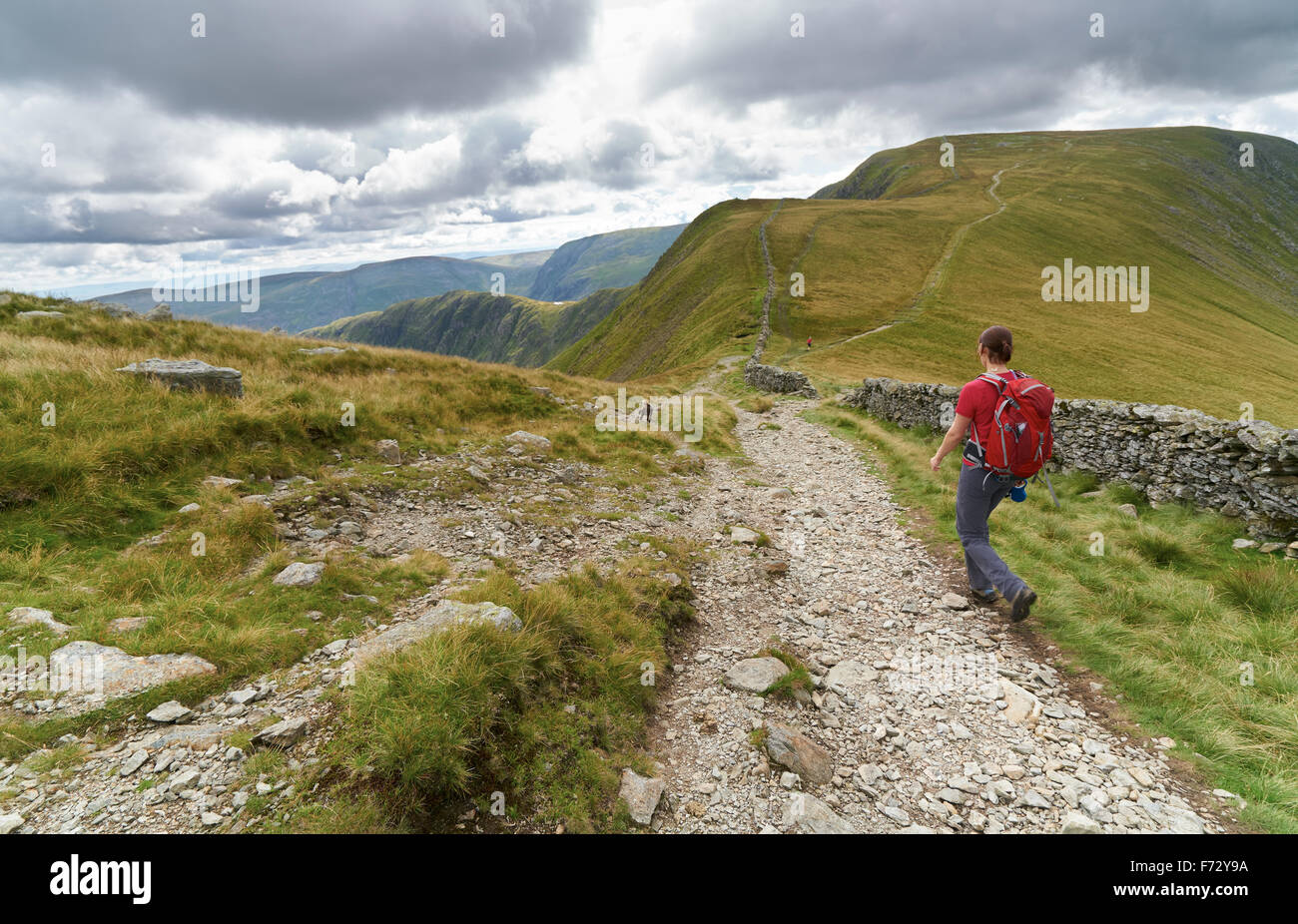 Un escursionista a piedi giù dal Knott e sul verso il vertice di High Street nel Lake District inglese, UK. Foto Stock