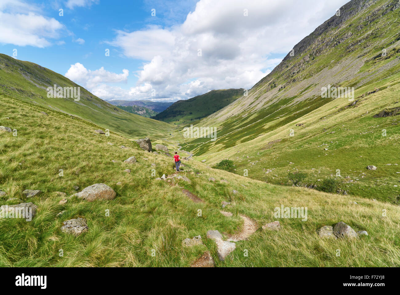 Una femmina di escursionisti a piedi verso Hartsop e Brock dirupi nel Lake District inglese, UK. Foto Stock
