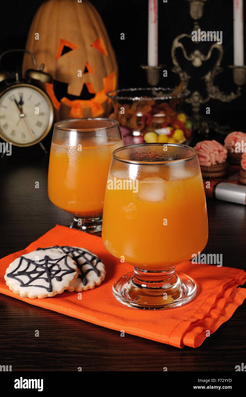 Succo di zucca con ghiaccio su un tovagliolo con i cookie per Halloween Foto Stock