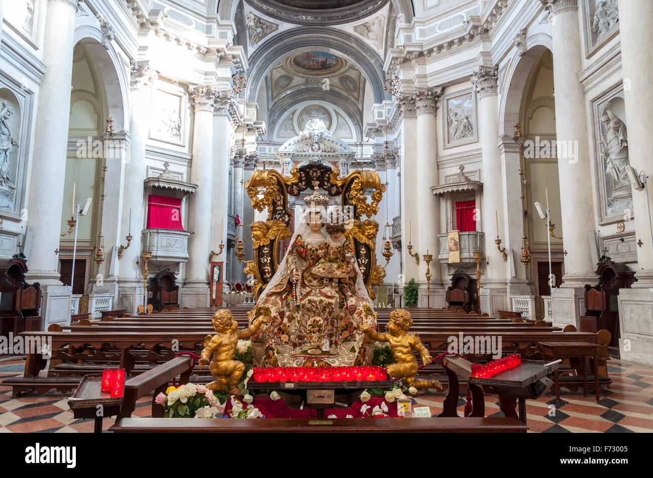 Chiesa di Santa Maria del Rosario o Gesuati chiesa a Venezia, Italia. Interno statua mariana Foto Stock