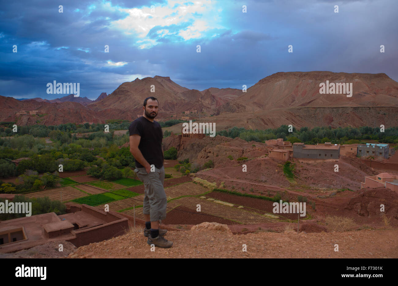 Un turista pone su un villaggio della valle di Dades, Marocco Foto Stock