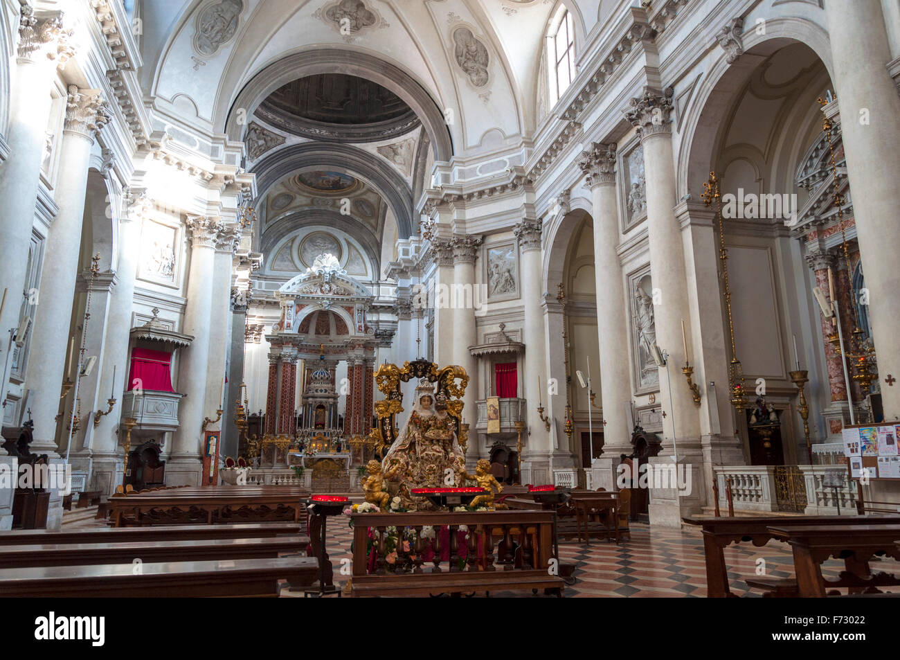 Chiesa di Santa Maria del Rosario o Gesuati chiesa a Venezia, Italia. Interno statua mariana Foto Stock