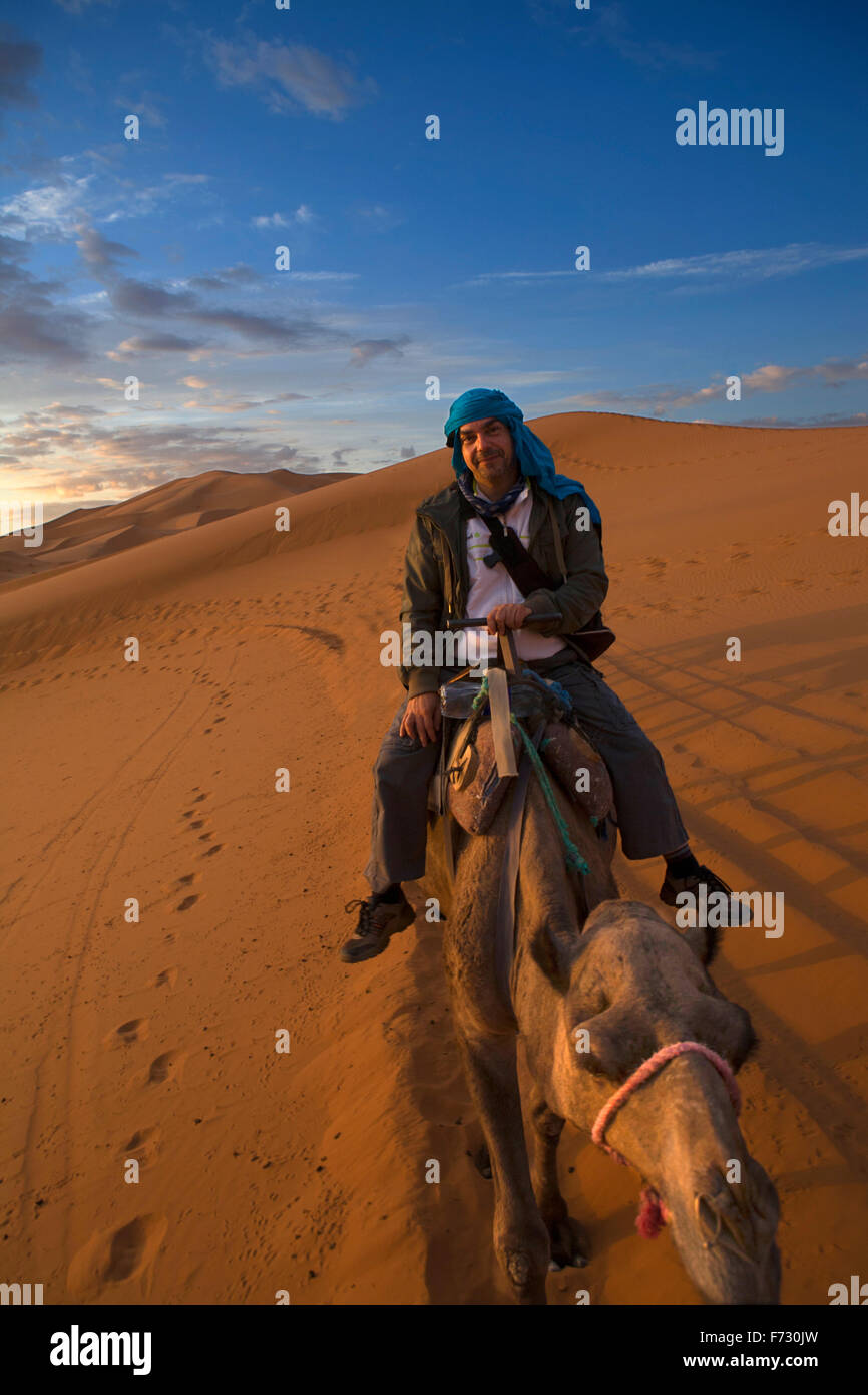 Un giro turistico il cammello e ammirare il tramonto da una collina. Diversi sand hill a Erg Chebbi nel deserto del Sahara. Ers sono grandi Foto Stock
