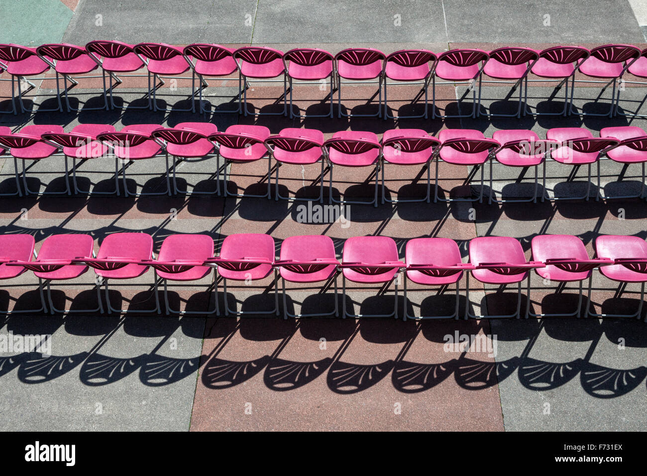 File di sedie vuote al sole a Eastbourne Bandstand, Eastbourne, East Sussex, England, Regno Unito Foto Stock